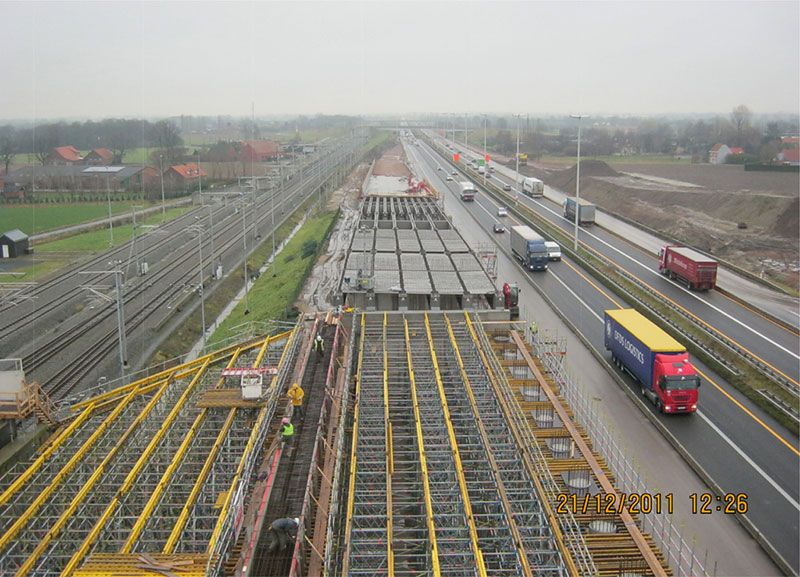 Betonwbouw naast snelweg