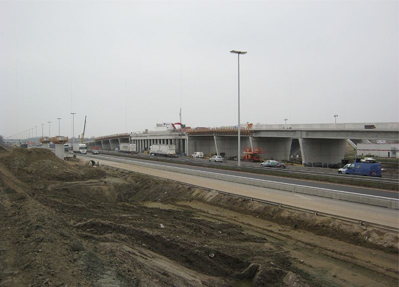 Berm met snelweg