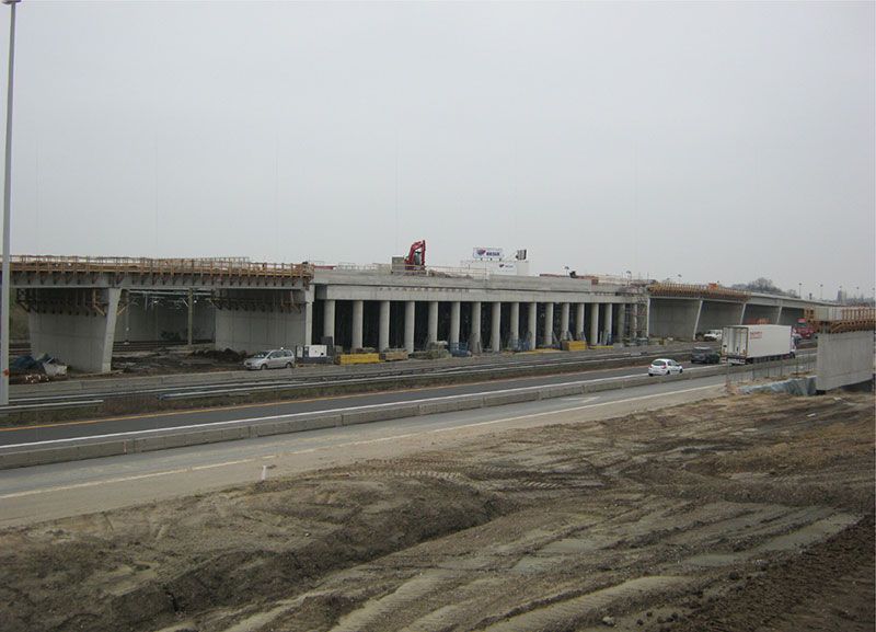 Betonwbouw gebouw langs de weg