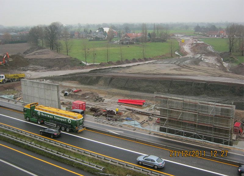 Betonbouw naast snelweg